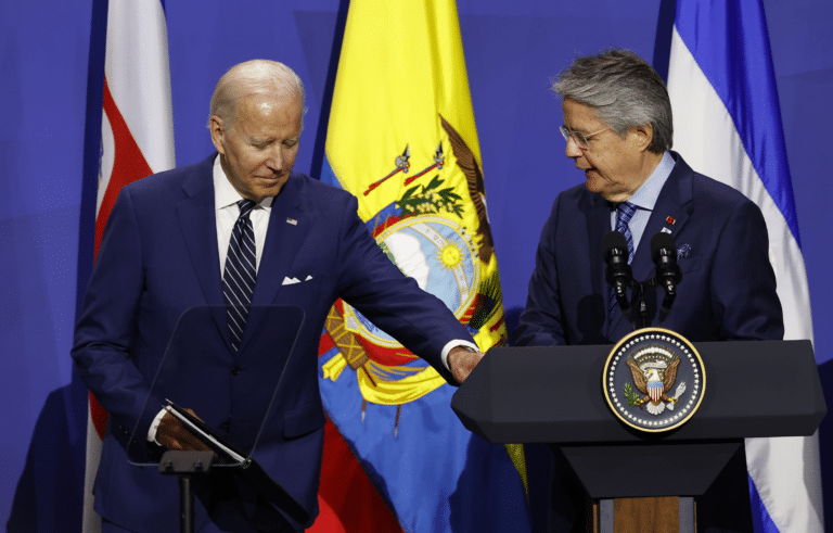 Congresistas demócratas piden a Biden investigar activos de Lasso en EE.UU.