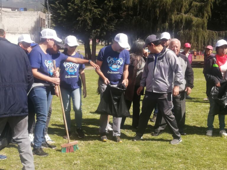 El alcalde, Pabel Muñoz, participó en la primera minga quiteña