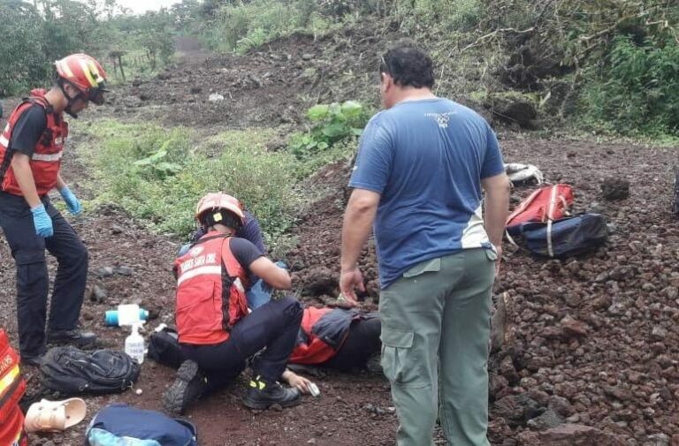 Niño francés cayó al interior de un cráter volcánico en Galápagos