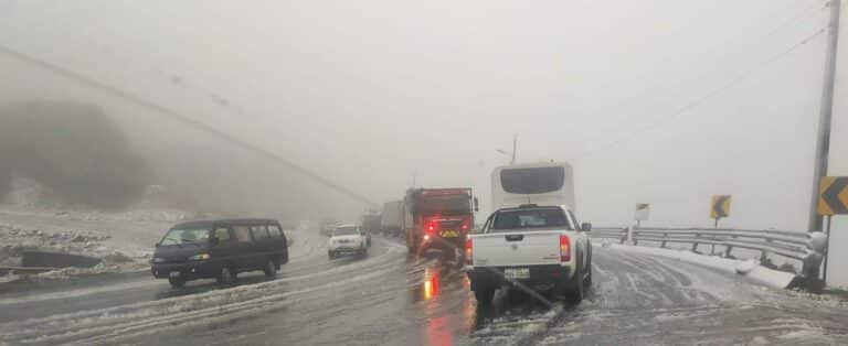 Vehículos atrapados por la caída de nieve en Papallacta