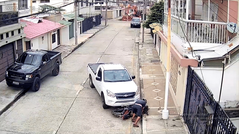 Ciudadano frustra un robo chocando varias veces la motocicleta de un ladrón