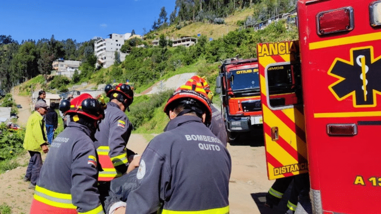 Dos personas afectadas tras desprendimiento de tierra al sur de Quito