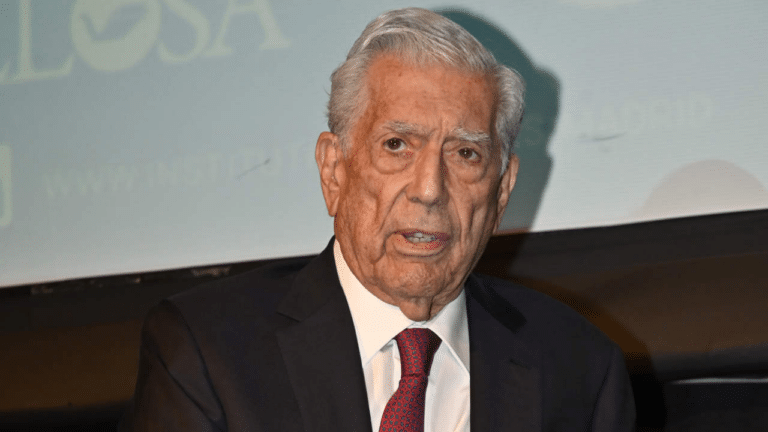 Mario Vargas Llosa, hospitalizado tras detectarle covid-19