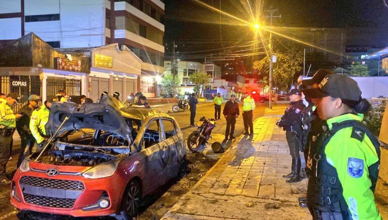 Madrugada de terror en Quito: dos vehículos explotaron
