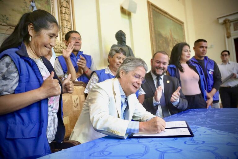 Lasso envía nuevo decreto para aplicar impuestos a botellas plásticas