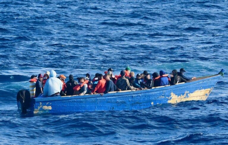 Ecuatorianos fueron abandonados por traficantes de personas en una playa de Panamá