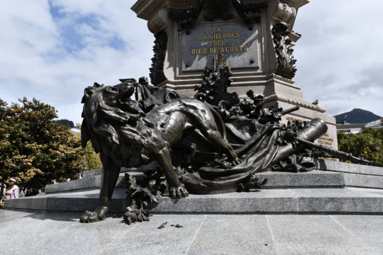 Monumento a la Independencia en el Centro Histórico fue vandalizado