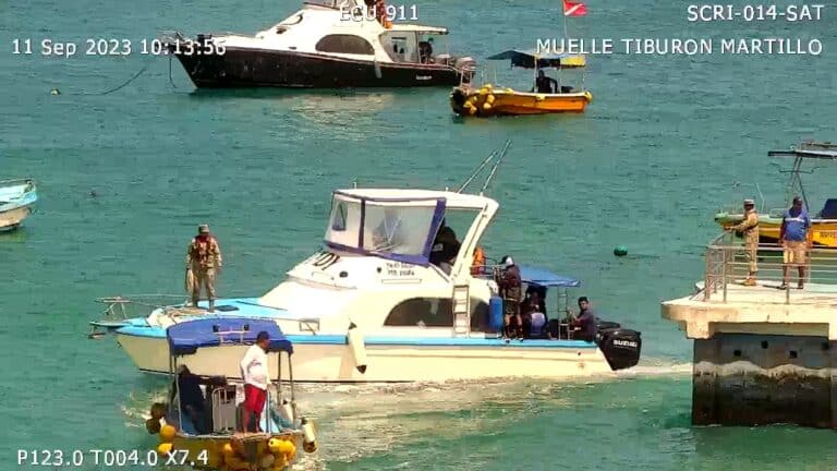 Una embarcación con más de 20 personas naufragó en Galápagos
