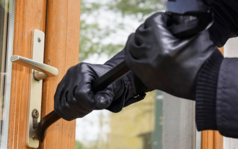 Ladrones asaltaron un conjunto habitacional, en Quito