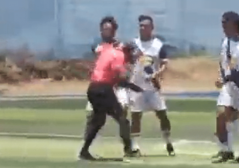 Jugador y árbitro se fueron de puñetes en partido de torneo amateur de Ecuador