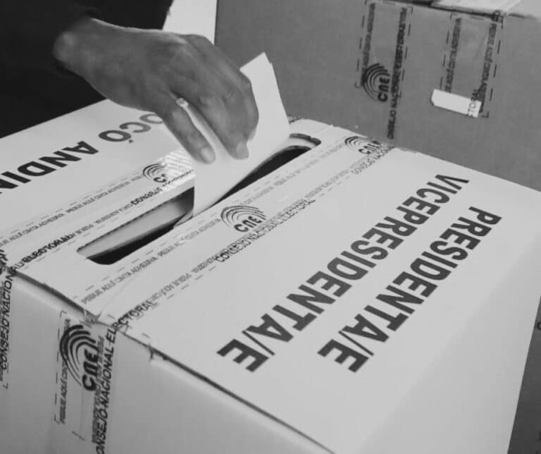 Mujer falleció en un recinto electoral de Quito