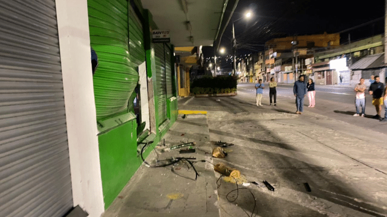 Con explosivo, delincuentes roban un cajero en Cumbayá y burlan a la Policía