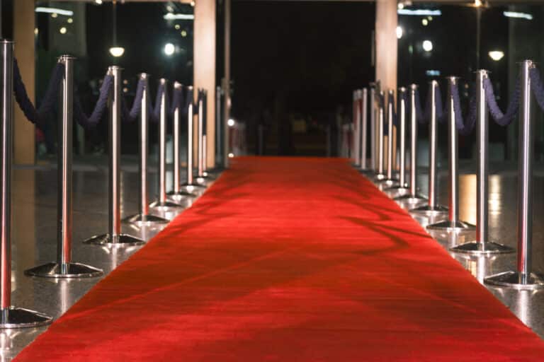 64 alfombras rojas, entre las últimas compras de Lasso