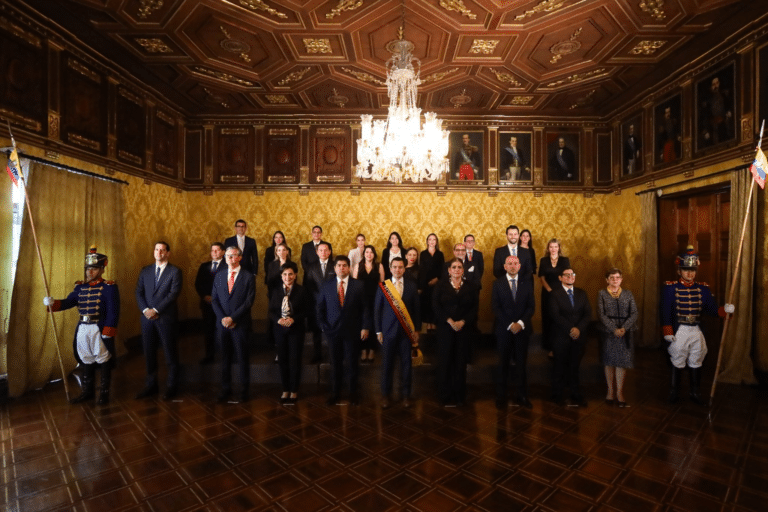 Abad ausente en la foto oficial del Gabinete del presidente Noboa
