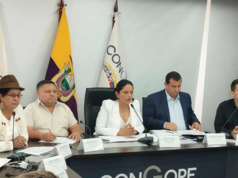 Alcaldes y prefectos reclaman deudas y recortes presupuestarios por parte del Gobierno