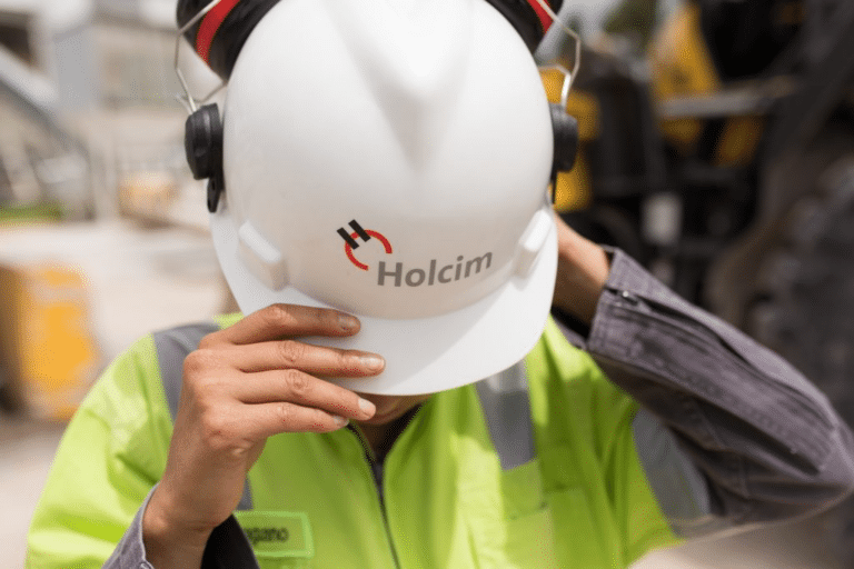 Extrabajadores de Holcim rechazan la decisión de la Corte de suspender la sentencia de pago al IESS