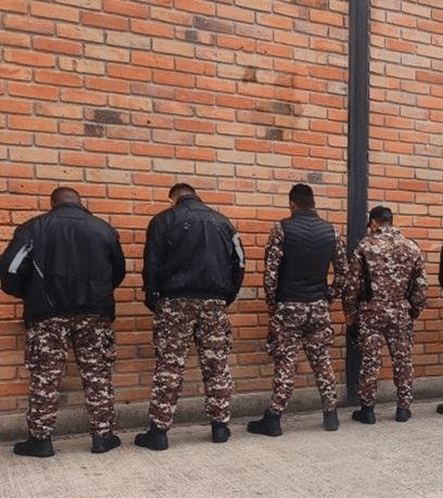 Banda criminal toma como rehenes a guías penitenciarios en cárceles de Ecuador