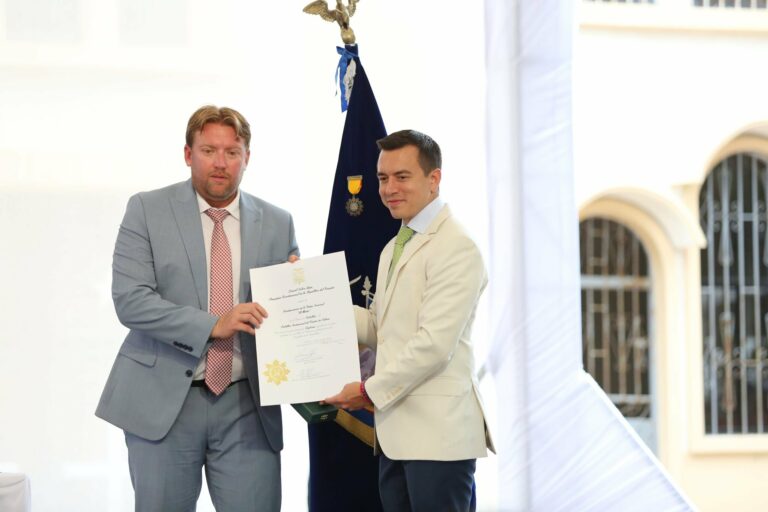 El presidente Noboa entregó la primera condecoración de su mandato