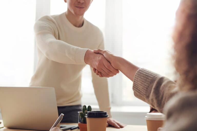 Contratar un joven, representará un ahorro de USD 931 al año en impuestos para las empresas
