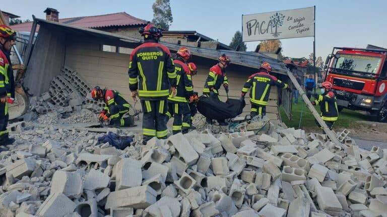 Mujer falleció tras choque de volqueta con bloques de concreto