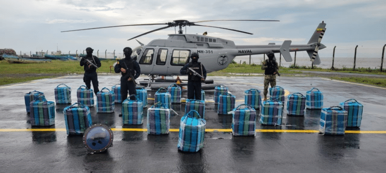 Tres ecuatorianos fueron detenidos cuando pretendían traficar droga y galones de combustible