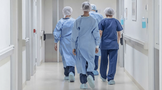 «Votamos por usted y vamos de mal en peor», reclaman los médicos a Noboa