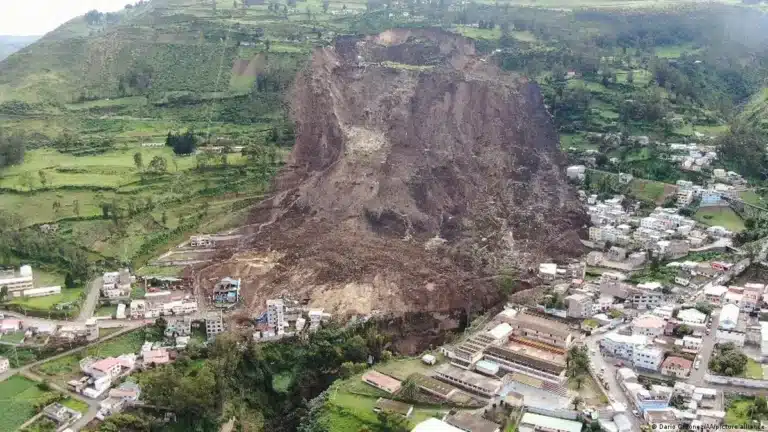 Alausí cumple un año de olvido