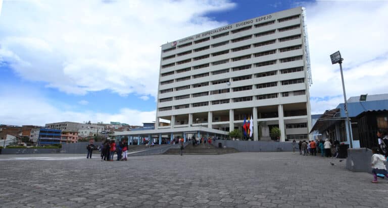 Cajas de medicamentos vacías «adornan» las perchas en centros de salud