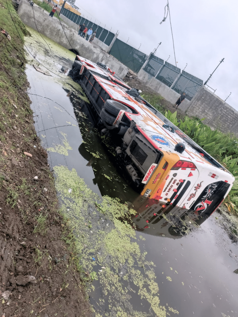 Bus cargado de pasajeros cayó a una zanja tras chocar con un poste