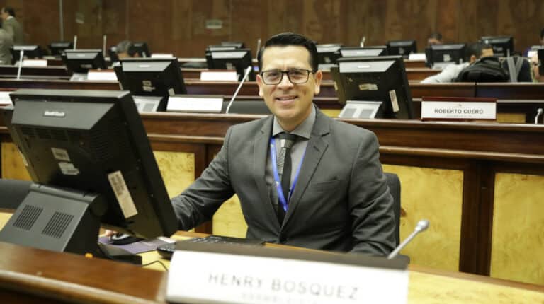 Luisa González a Bosquez: «me pediste la Dirección Provincial de Bolívar»