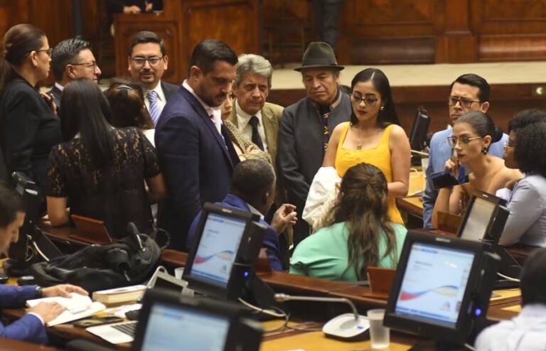 ¿Camisetazos? La RC expulsó a dos asambleístas y no descarta más bajas