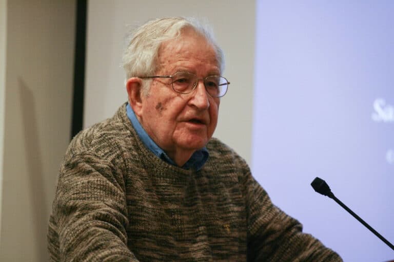 Esposa de Noam Chomsky desmiente su fallecimiento