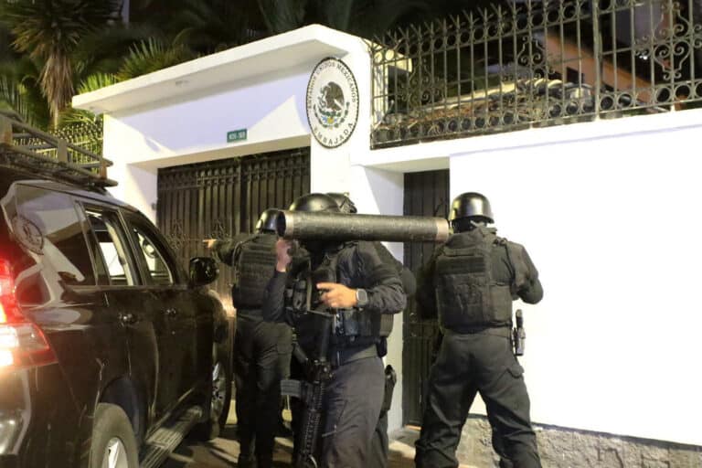 Asalto a la embajada de México: Defensa de Ecuador gana USD 2.380 la hora