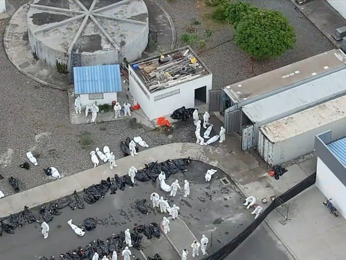 Cadáveres de la morgue de Guayaquil llegan hasta el estacionamiento