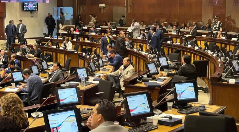 Asambleístas sueltan la mano del oficialismo en medio de polémicas