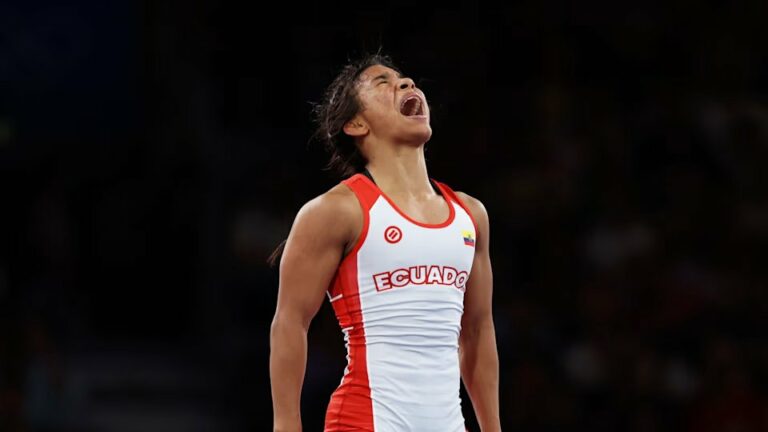 ¡Histórico! Lucía Yépez conquista la medalla de plata en Lucha olímpica