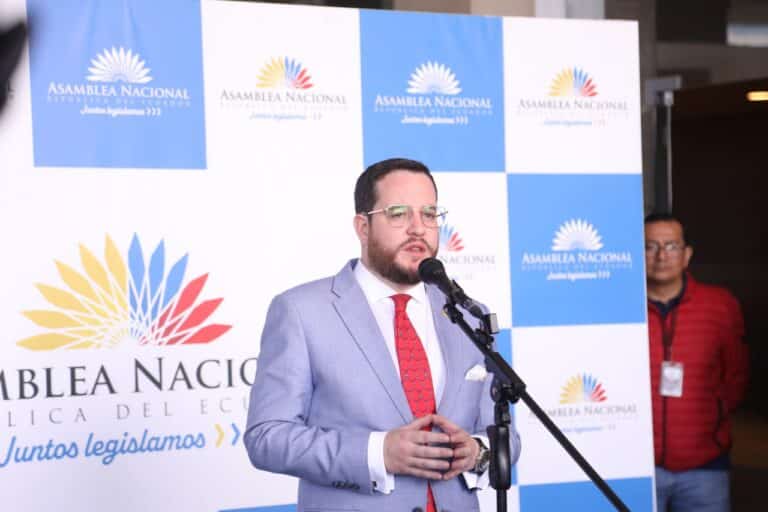 Presidente Noboa denuncia al secretario general de la Asamblea por arrogación de funciones 