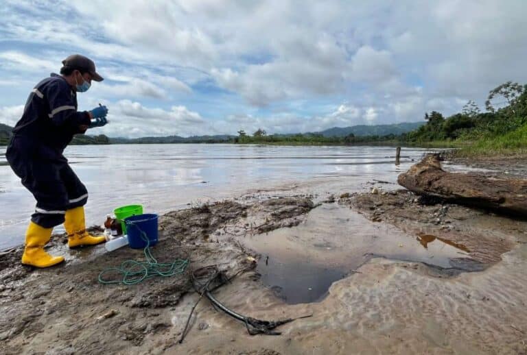 Petroecuador revela que derrame de crudo en Esmeraldas superó los 25 mil barriles tras días de silencio
