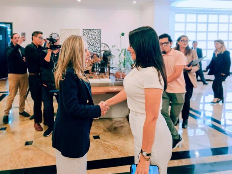 Luisa González se reunió con representantes empresariales de la CCQ