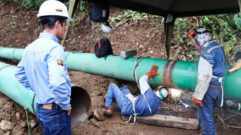 Líneas rojas: Caída abismal de producción petrolera tras suspensión de bombeo de crudo