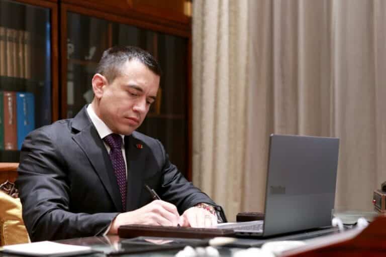Reglamento del gobierno le da la estocada final a la contratación pública