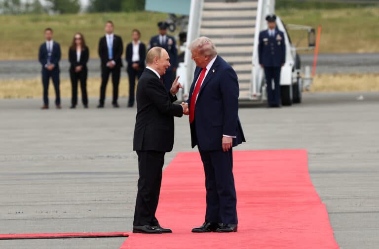 Trump y Putin se reúnen en Alaska: un encuentro que podría redefinir el orden mundial