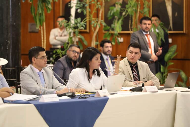 Funcionario de salud involucrado en presuntos actos de corrupción es coordinador zonal, denuncia asambleísta