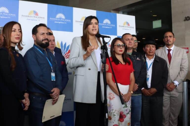 Bancada oficialista pide licencia sin sueldo para acudir a la marcha convocada por Noboa