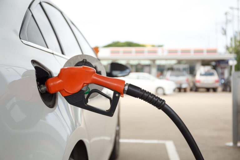 Presidente Noboa golpea el precio del combustible con reforma al reglamento